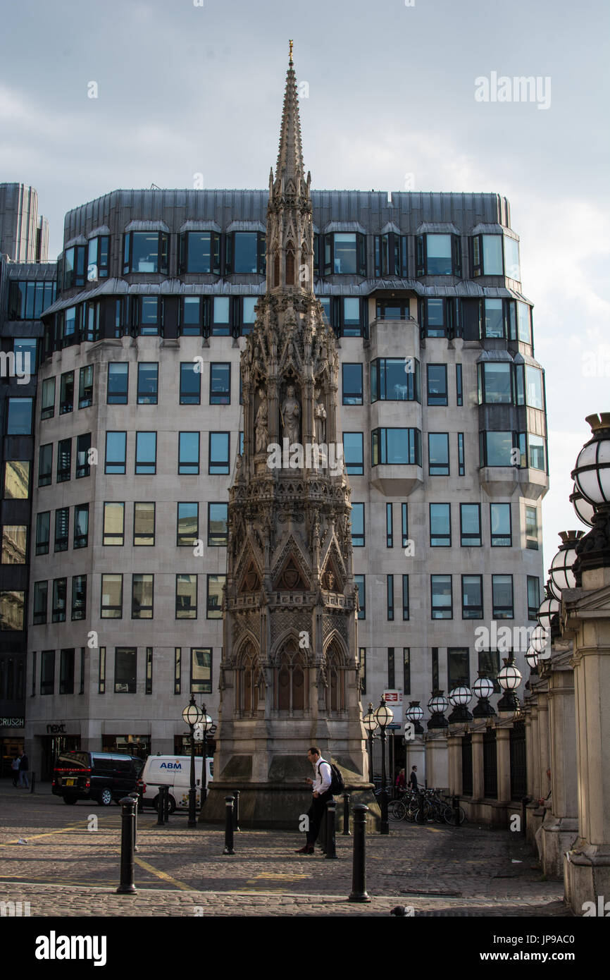 Queen Eleanor Cross Queen at Charing Cross London Stock Photo Alamy