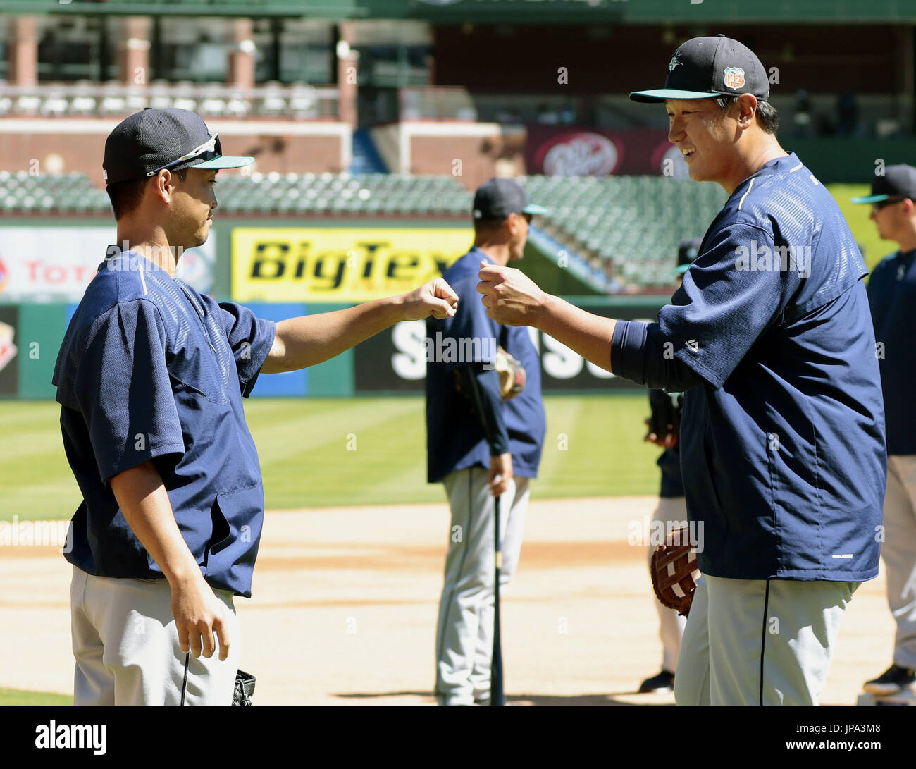 South Korean slugger Lee Dae Ho (R) and Japanese outfielder Norichika ...