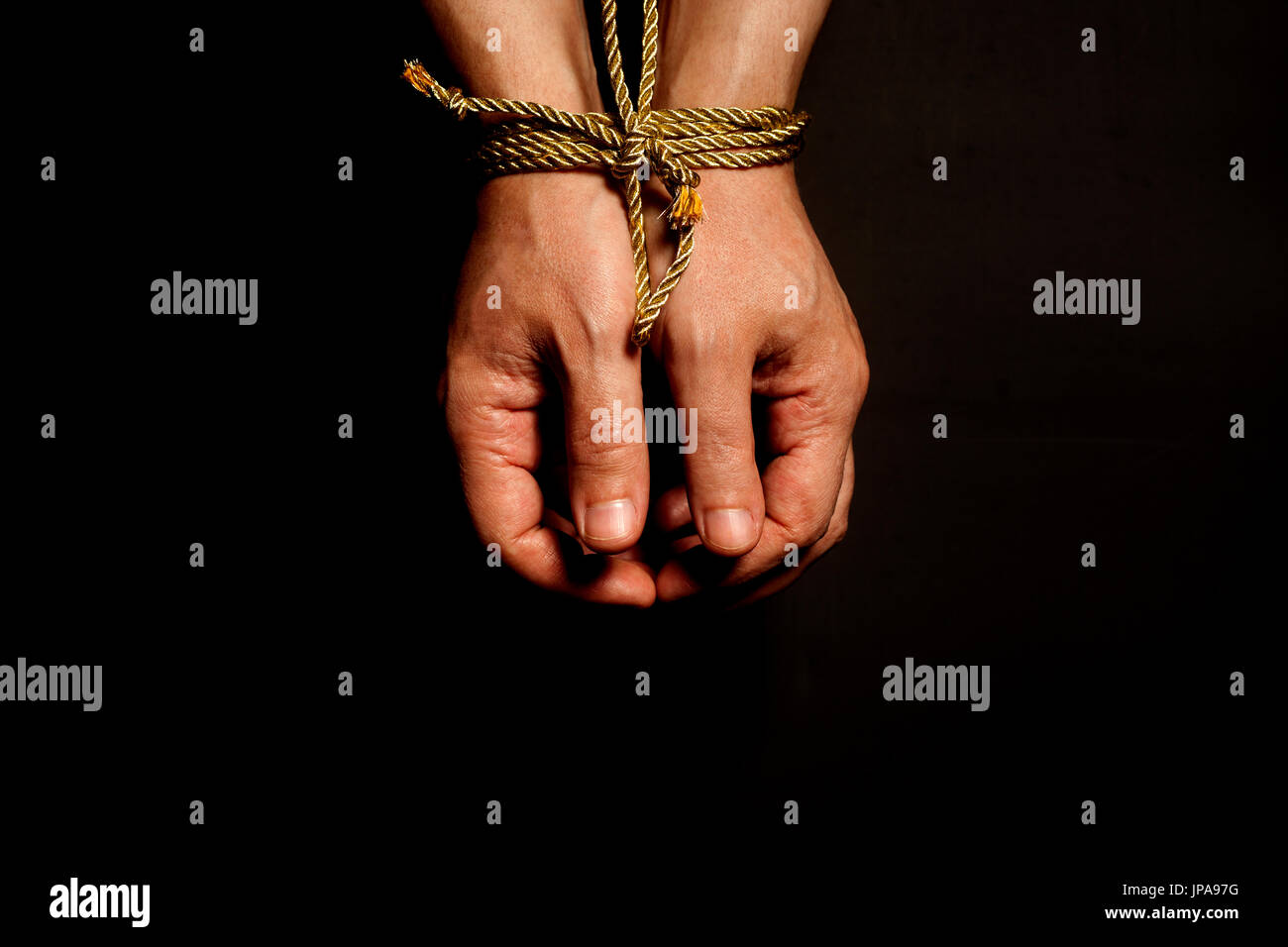 Связанные женщины. Женщины связывают руки мужчинам. Связанные руки девушки. Связанный человек. Руки связанные красной лентой.