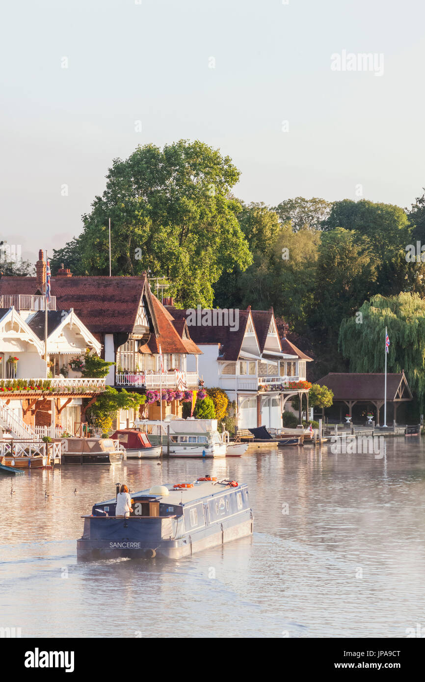 England, Oxfordshire, Henley-on-Thames, Boathouses and Barge on River Thames Stock Photo