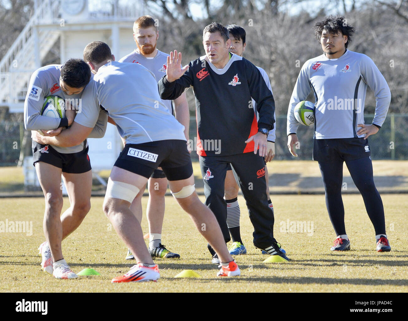 Sunwolves head coach Mark Hammett (C) gives instructions to his players during the new Super Rugby team's training in Toyota, Japan, on Feb. 8, 2016. The Sunwolves launch their inaugural campaign on Feb. 27 against the Johannesburg-based Lions in Tokyo. (Kyodo) ==Kyodo Stock Photo