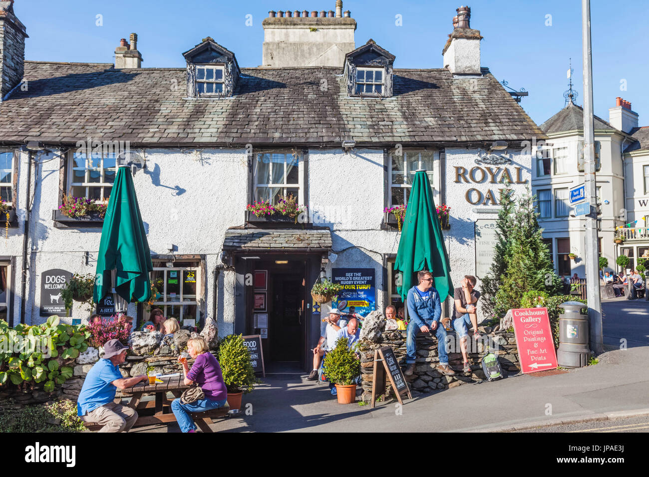 England, Cumbria, Lake District, Windermere, Ambleside, Pub Scene Stock Photo