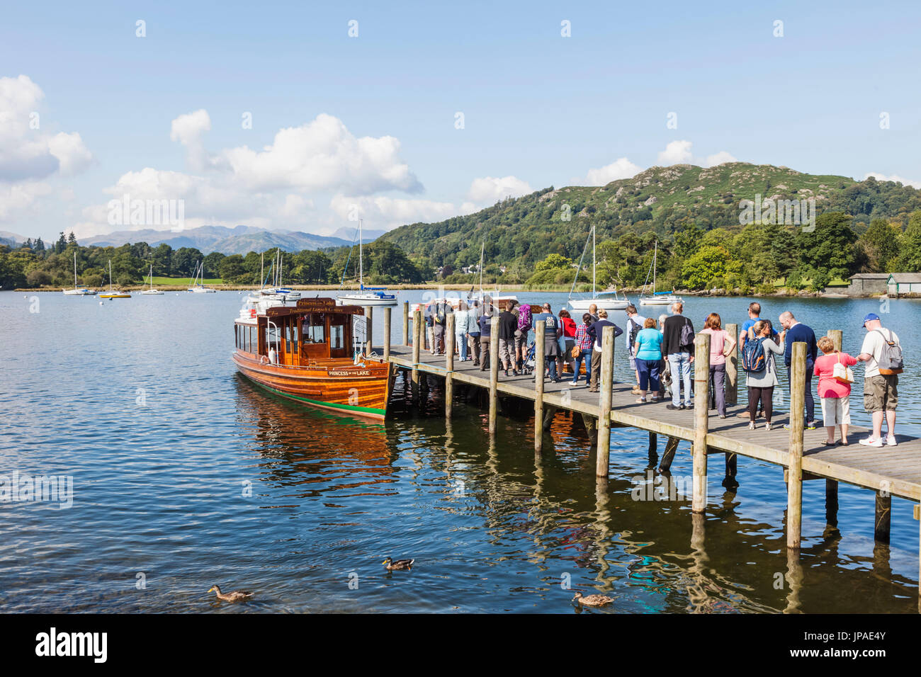England, Cumbria, Lake District, Windermere, Ambleside, Tourists Boarding Sightseeing Boat Stock Photo