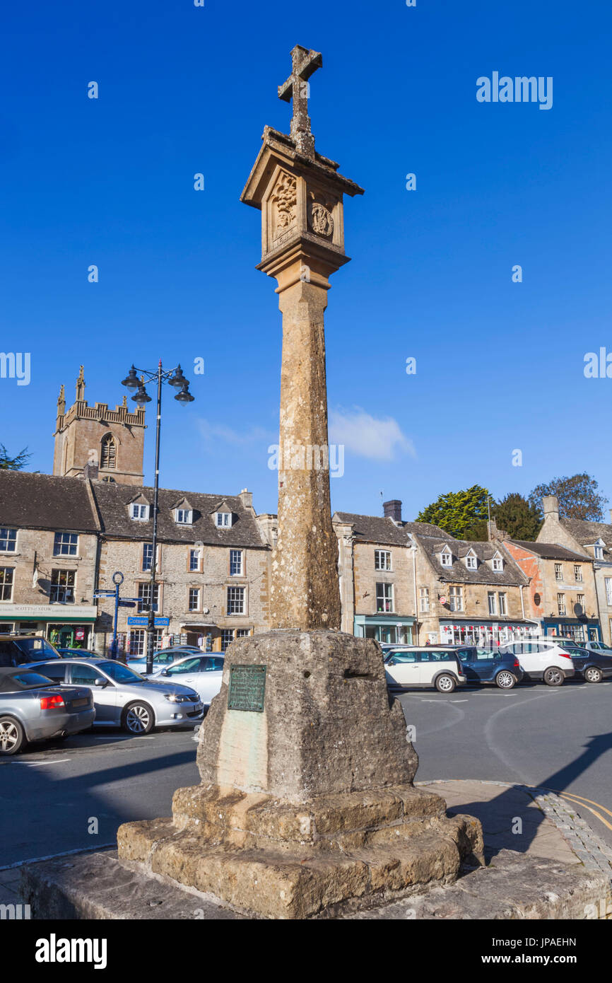 England, Gloucestershire, Cotswolds, Stow-on-the-Wold, Town Cross and Street Scene Stock Photo