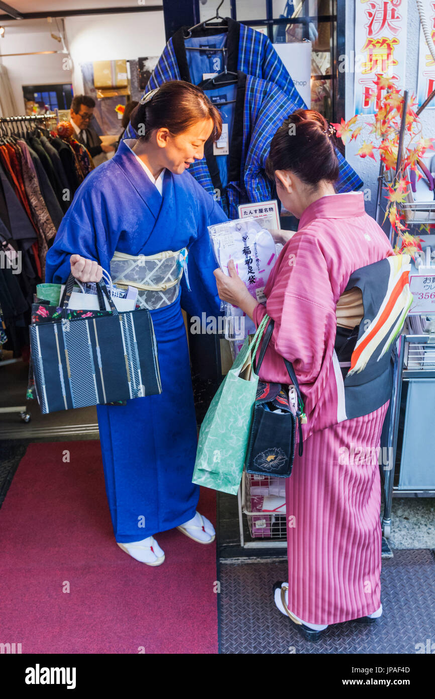 Women kimono shopping japanese hi-res stock photography and images - Alamy