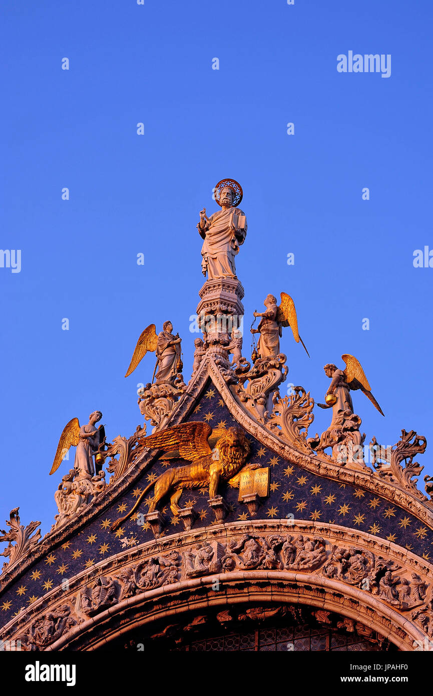 Sculpture on doges palace hi-res stock photography and images - Alamy