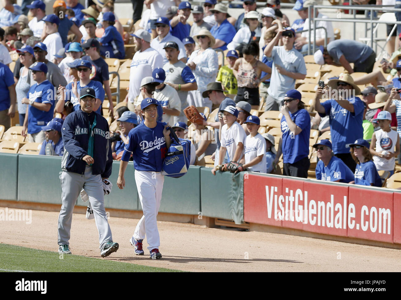 Seattle Mariners pitcher Hisashi Iwakuma (L) and Los Angeles Dodgers pitcher Kenta Maeda head to
