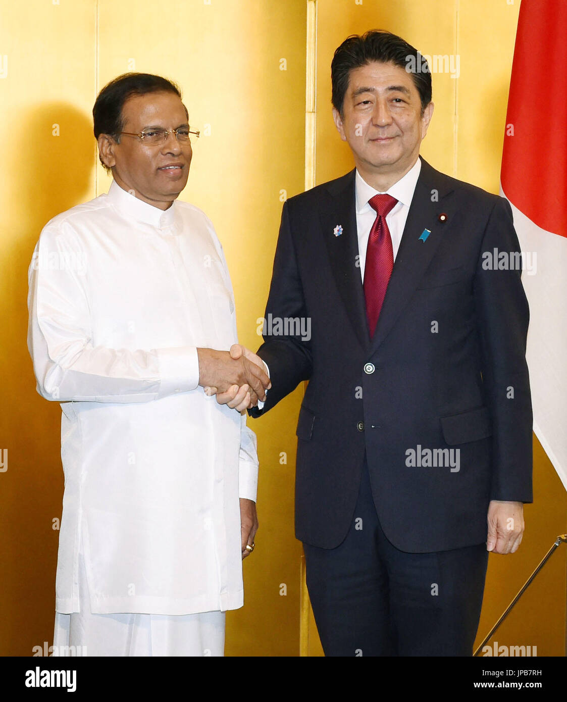 Sri Lankan President Maithripala Sirisena (L) and Japanese Prime ...