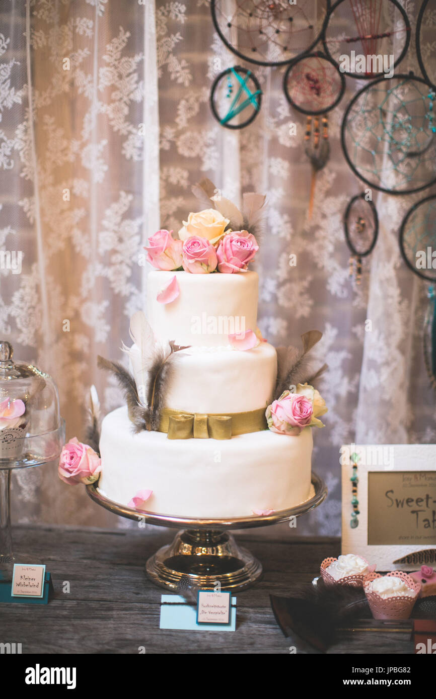 Wedding cake and decoration at Indian wedding Stock Photo - Alamy
