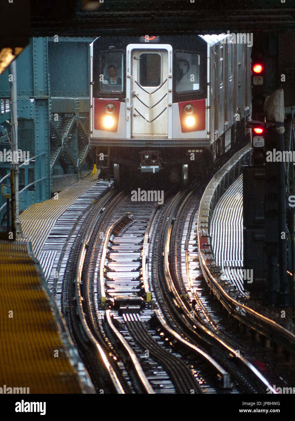 #7 train, connecting Astoria with Grand Central Station, approaching subway station Stock Photo