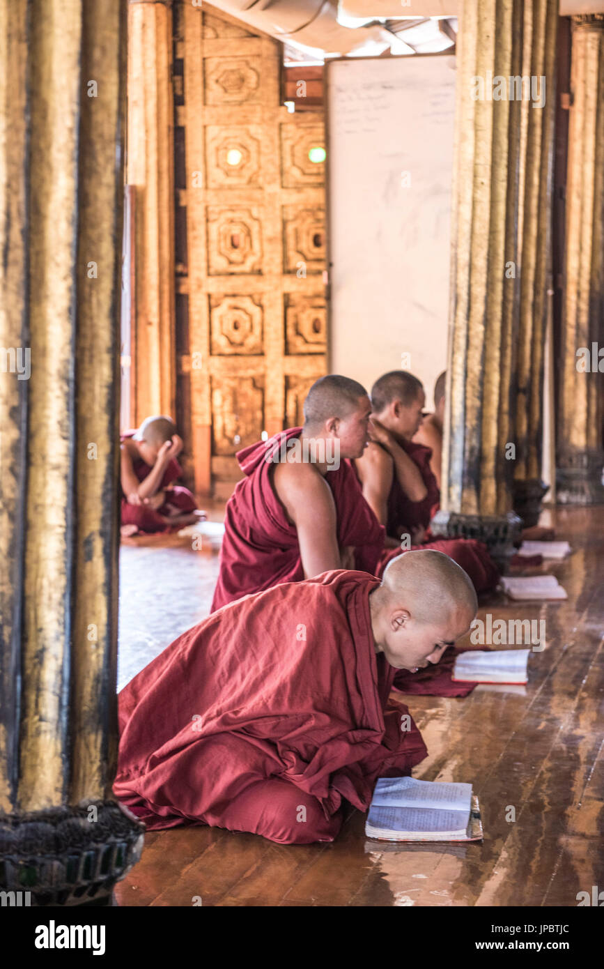 Nyaungshwe, Inle lake, Shan State, Myanmar. Novice monks praying at the Shwe Yaunghwe Kyaung. Stock Photo