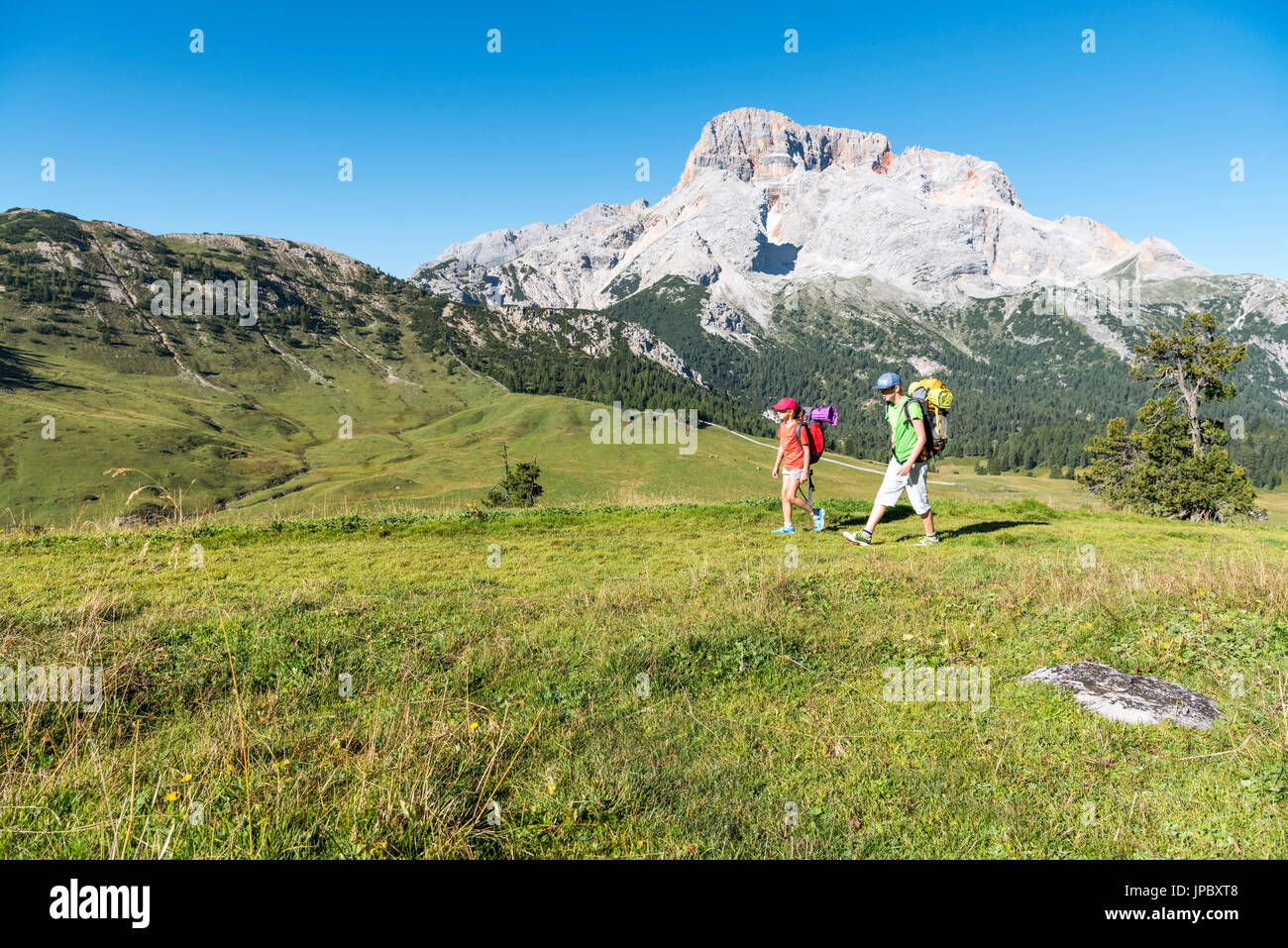 Prato Piazza/Plätzwiese, Dolomites, South Tyrol, Italy. Two children hike over the Prato Piazza/Plätzwiese. In the background the Croda Rossa/Hohe Gaisl Stock Photo
