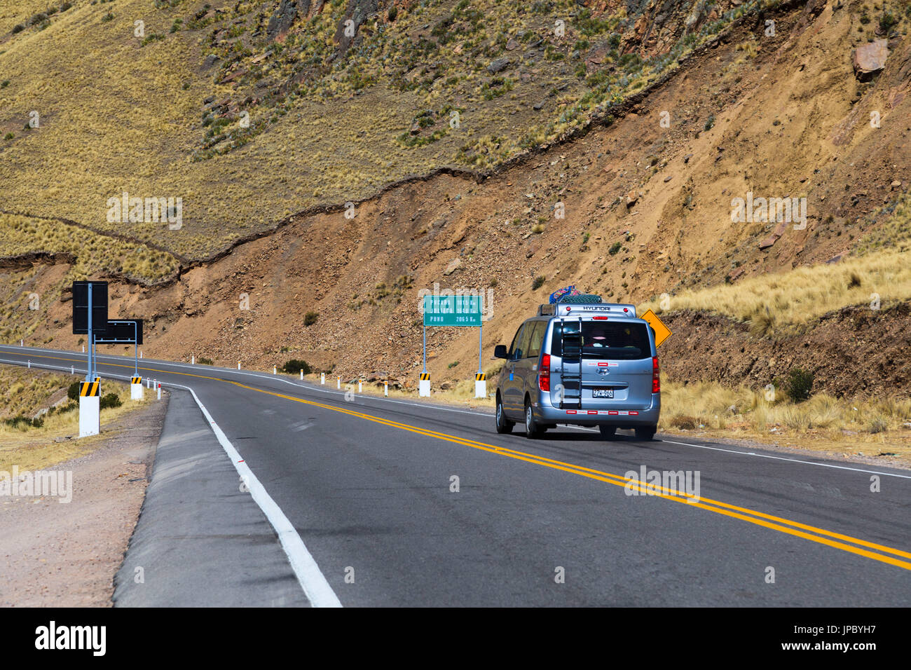 Mountain road from Cuzco to Puno, Cuzco region, Peru Stock Photo