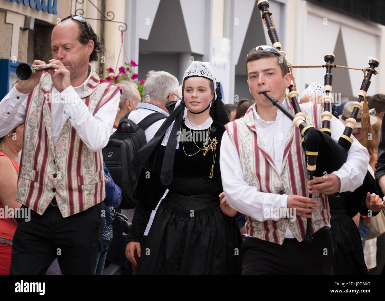 French musiciansand women in traditional costume, La Fête des Brodeuses, Pont L'Abbe, Bigouden, Finistere, Brittany, France Europe Stock Photo