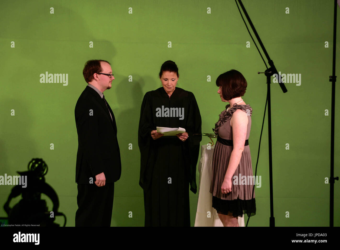 Green screen wedding hi-res stock photography and images - Alamy, image size:1300x956