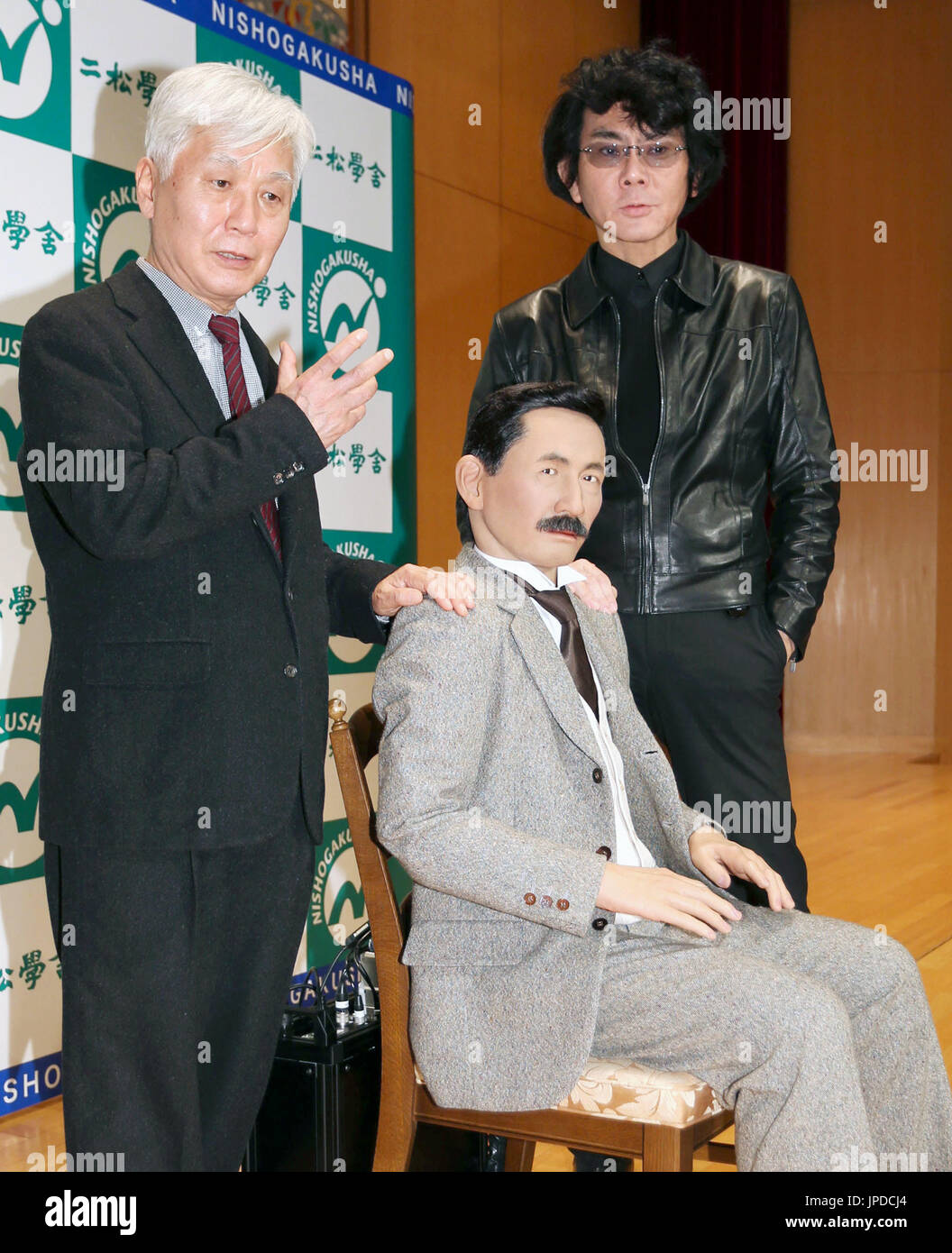 Fusanosuke Natsume (L), a grandson of Japan's literary giant Soseki ...