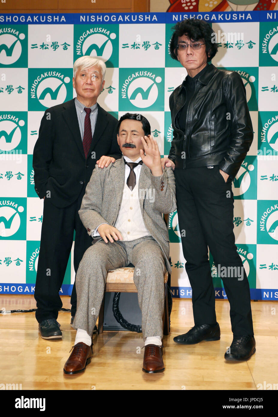 Fusanosuke Natsume (L), a grandson of Japan's literary giant Soseki ...