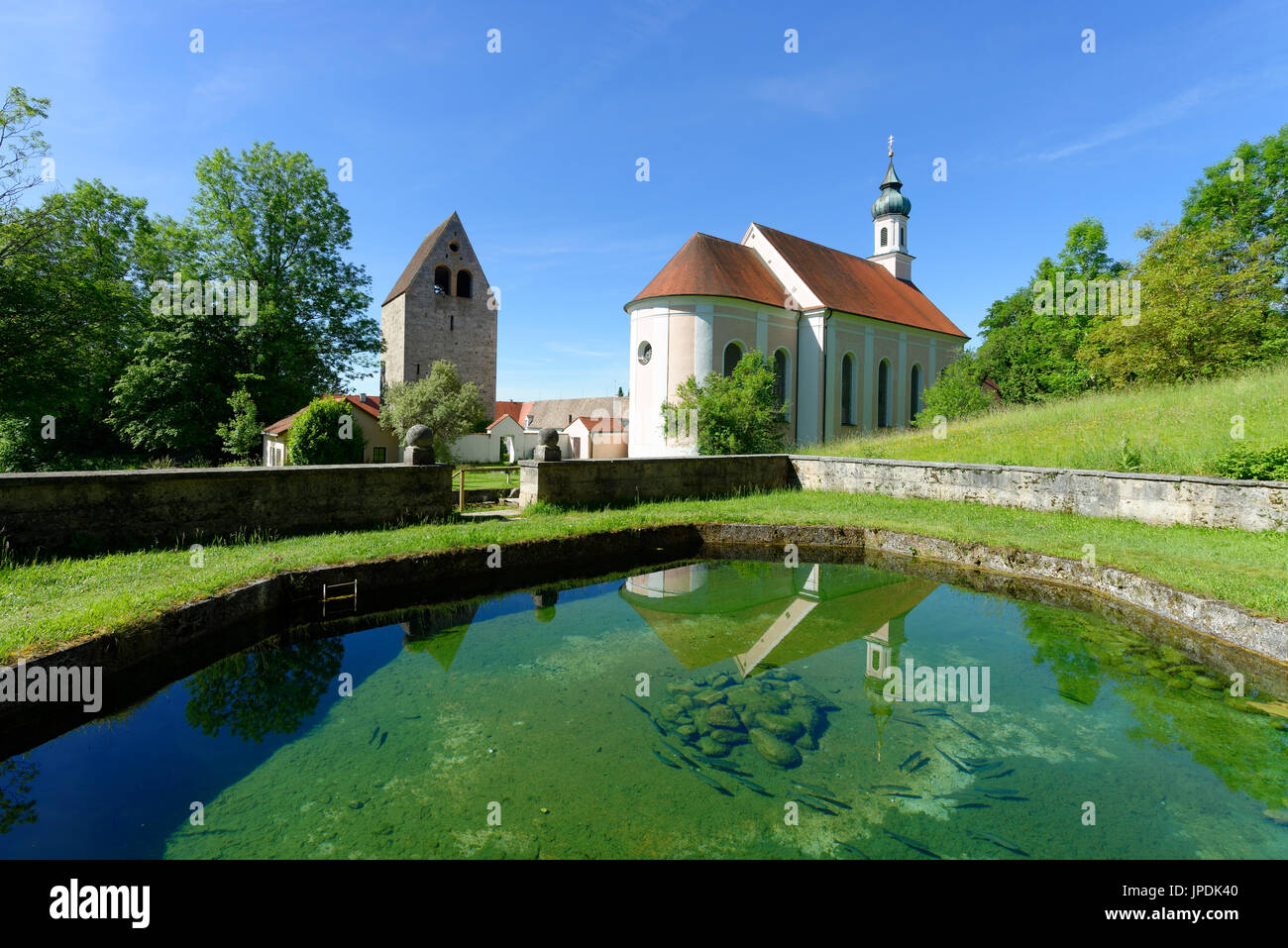 Historisches Brunnenhaus mit der Pfarrkirche St. Johannes Baptist und Glockenturm des ehemaligen Klosters, Grauer Herzog,  Wessobrunn im Pfaffenwinkel Stock Photo