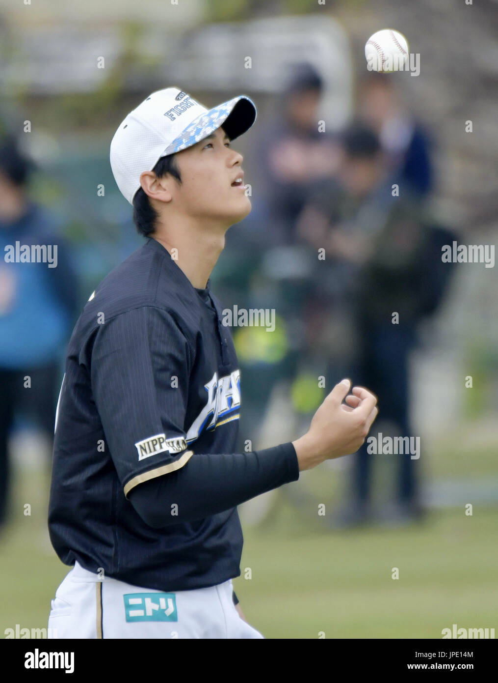 Baseball: Nippon Ham introduces yellow jersey Nippon Ham Fighters two-way  player Shohei Otani (R