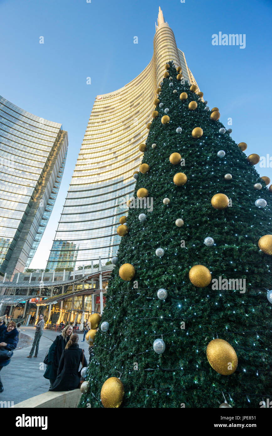Milan, Lombardy, Italy. Gae Auelenti square with Christmas tree and the Unicredit Tower Stock Photo