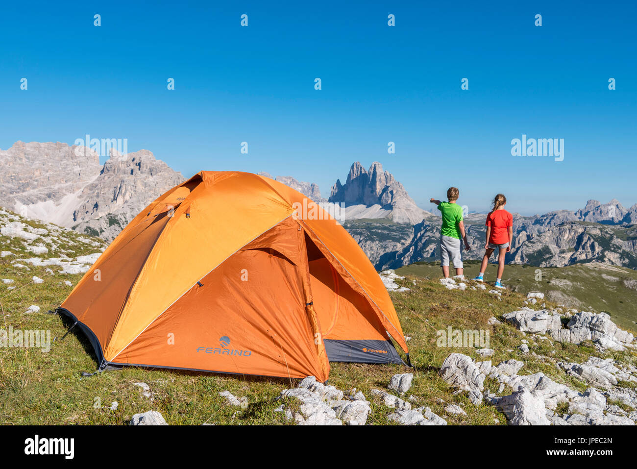 Prato Piazza/Plätzwiese, Dolomites, South Tyrol, Italy. Two children admire the Tre Cime di Lavaredo / Drei Zinnen Stock Photo