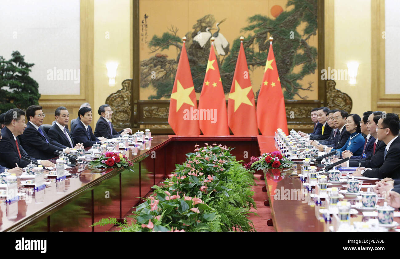 Chinese President Xi Jinping (L) and Vietnamese President Tran Dai
