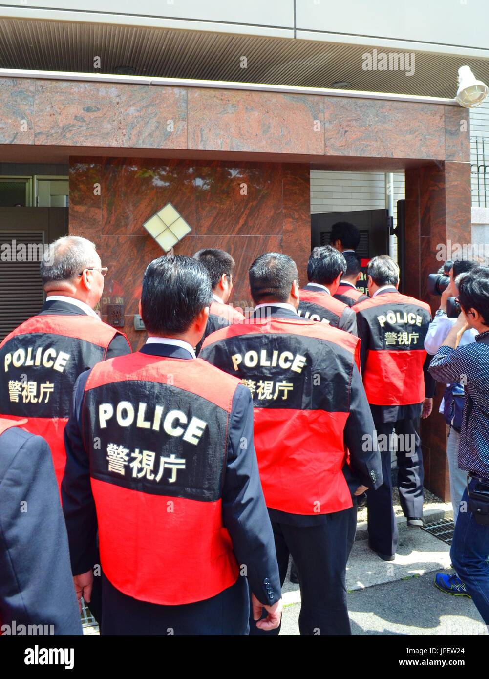 Police officers enter the headquarters of the Kobe Yamaguchigumi, a
