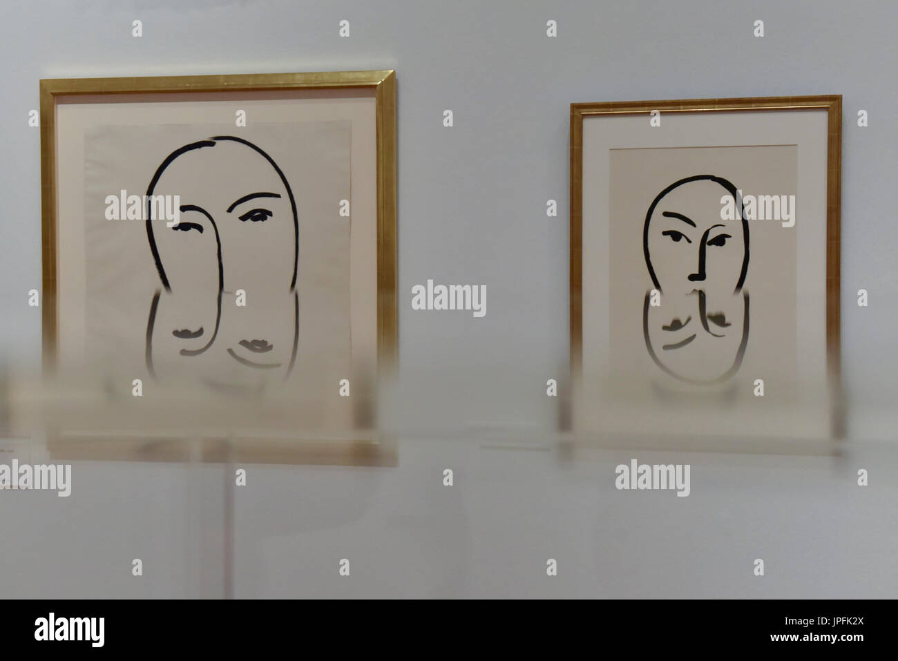 London Uk 1 August 17 Reflections Of L To R Large Face Stock Photo Alamy London Uk 1 August 17 Reflections Of L To R Large Face Stock Photo Alamy