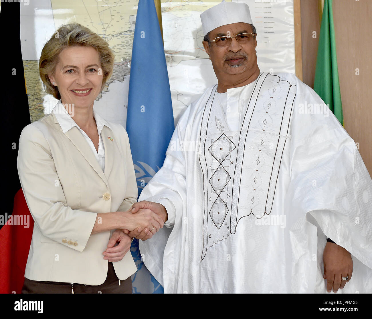 Bamako, Mali. 01st Aug, 2017. German Defence Minister Ursula von der Leyen (L) poses with the deputy commander of the MINSUMA (United Nations Multidimensional Integrated Stabilization Mission in Mali) forces, Mahamat Saleh Annadif, at the MINUSMA headquarters in Bamako, Mali, 01 August 2017. Photo: Britta Pedersen/dpa/Alamy Live News Stock Photo