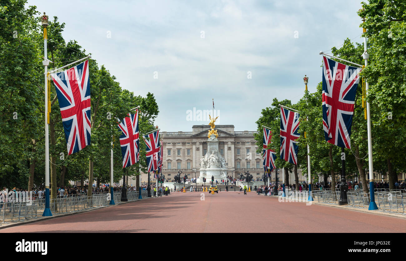 Buckingham Palace with Queen Victoria Memorial and Great Britain Flags, The Mall, City of Westminster, London, England Stock Photo