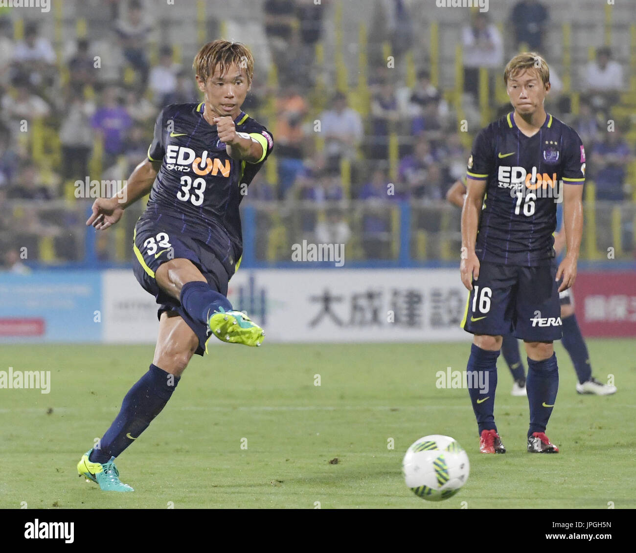 Sanfrecce Hiroshima's Tsukasa Shiotani (L) scores from a free kick ...