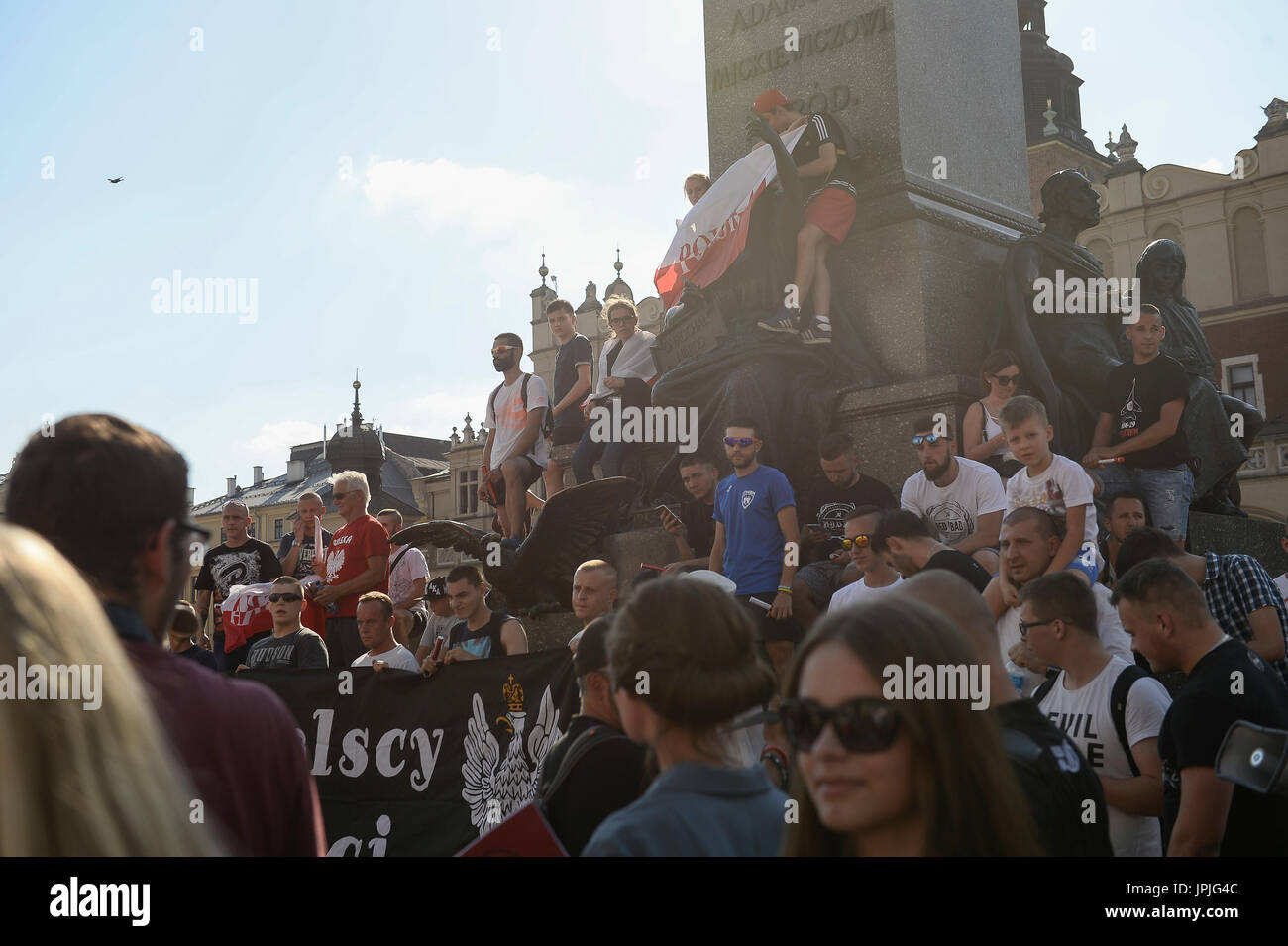 Krakow, Poland. 01st Aug, 2017. Members of far right ( nationalists) associations light up torches during a commemorative ceremony during the 73rd anniversary of the Warsaw Uprising at the Main Square. Credit: Dimitrios Karvountzis/Pacific Press/Alamy Live News Stock Photo