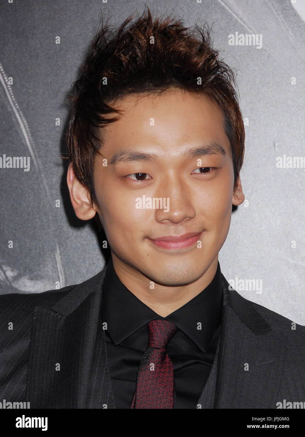 https://c8.alamy.com/comp/JPJGMG/rain-at-the-los-angeles-premiere-of-ninja-assassin-held-at-the-graumans-JPJGMG.jpg