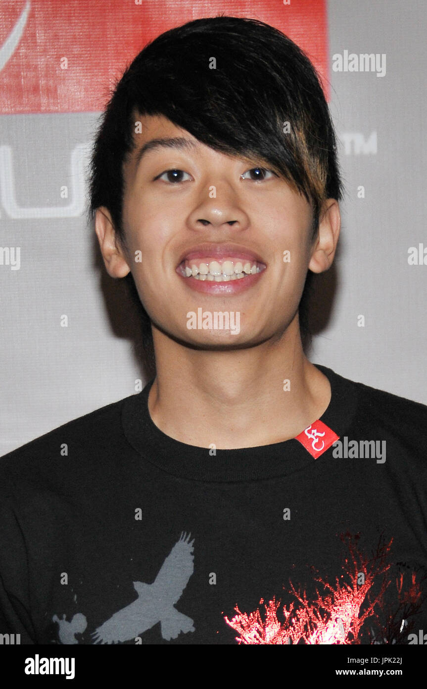 Violinist Jason Yang at ENKORE 2010 held at the Long Beach Terrace ...