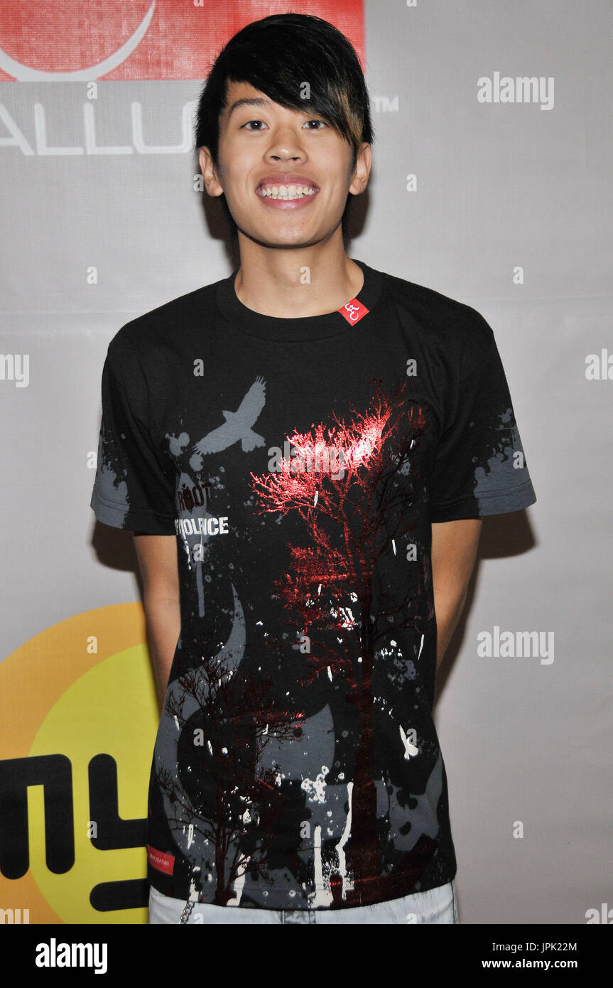 Violinist Jason Yang at ENKORE 2010 held at the Long Beach Terrace ...