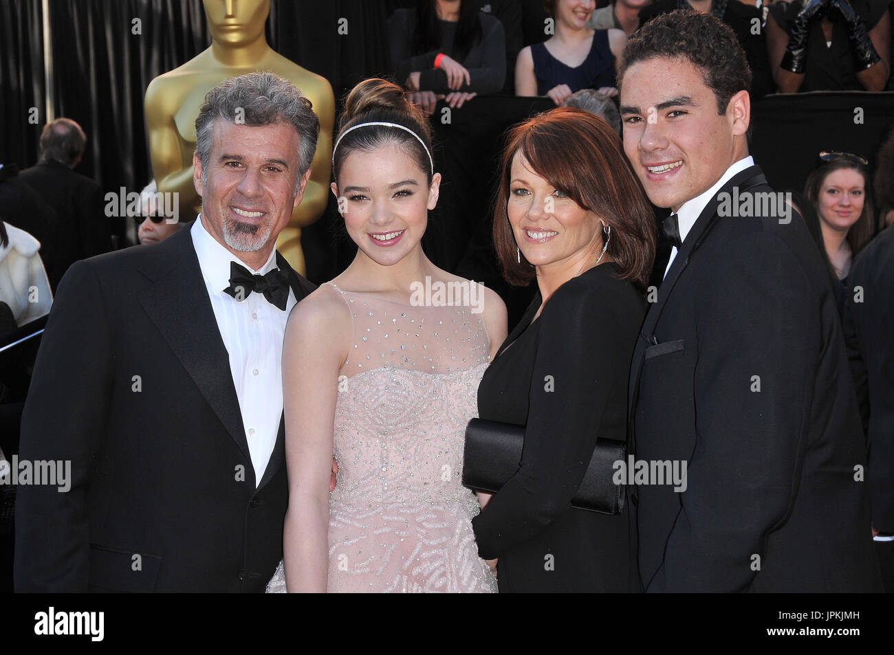 Hailee Steinfeld with her Dad Peter Steinfeld, Mom Cheri Steinfeld & Brother Griffin Steinfeld