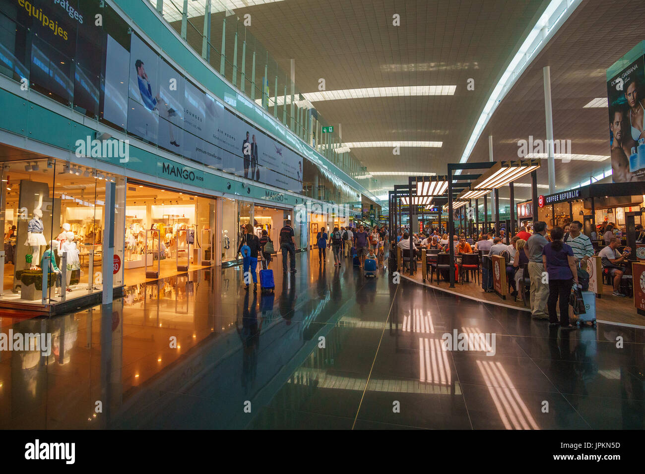 Duty Free shop in Terminal 2 at El Prat airport in Barcelona, Spain Stock  Photo - Alamy