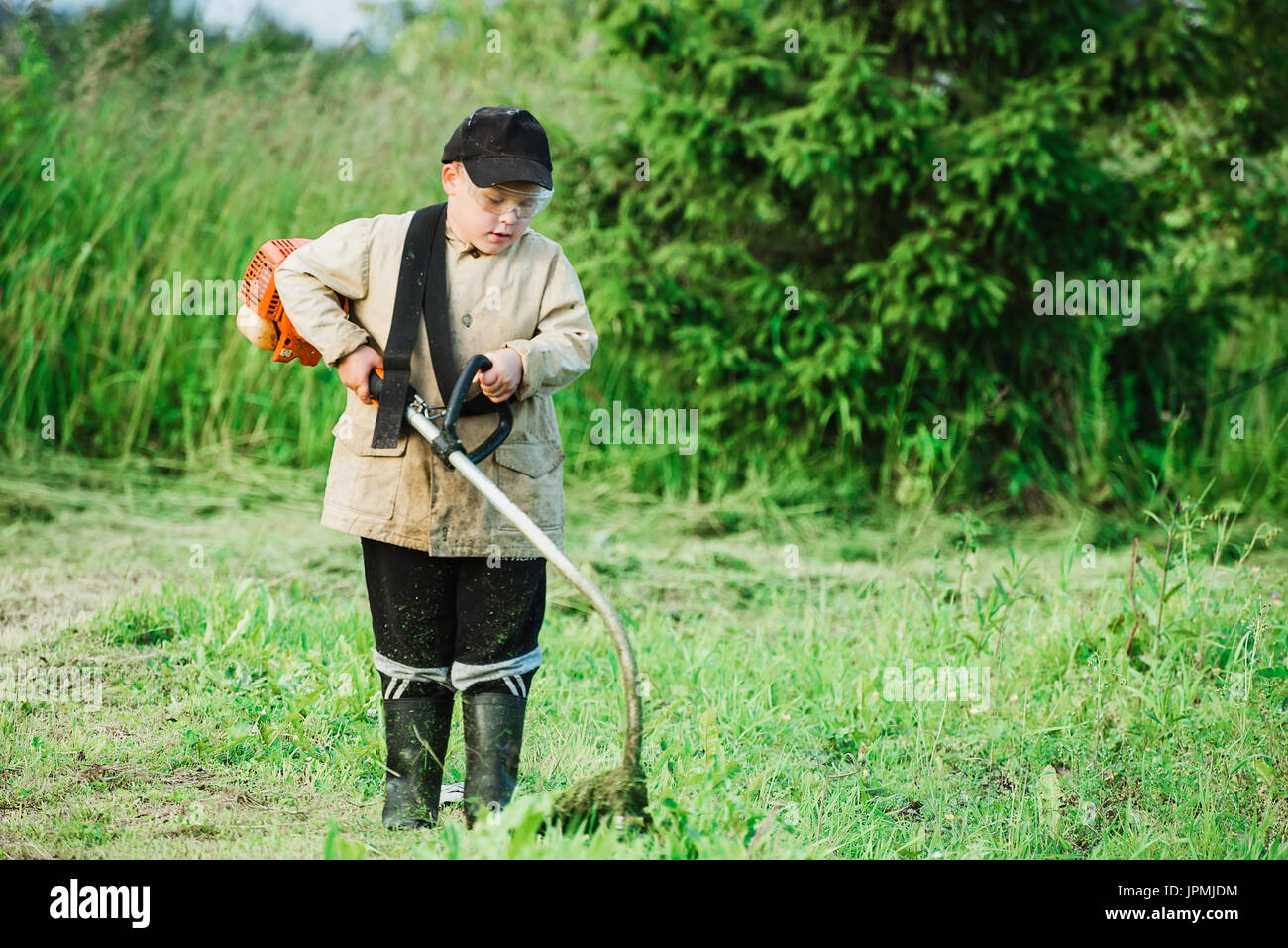 Boy cutting grass hires stock photography and images Alamy