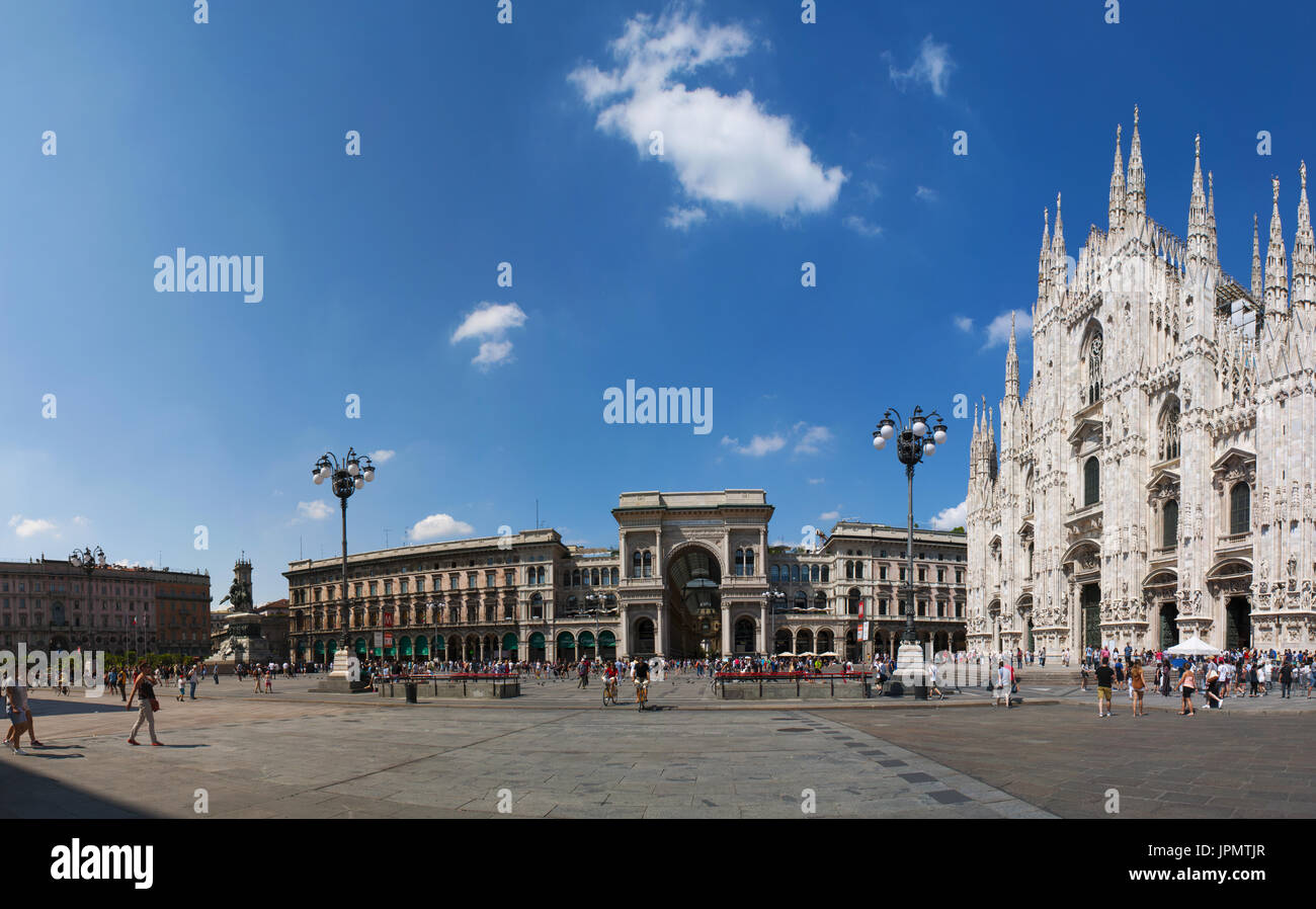 Italy: Piazza Duomo, the main square of Milan with the Galleria Vittorio Emanuele II, one of the world's oldest shopping malls, and Milan Cathedral Stock Photo