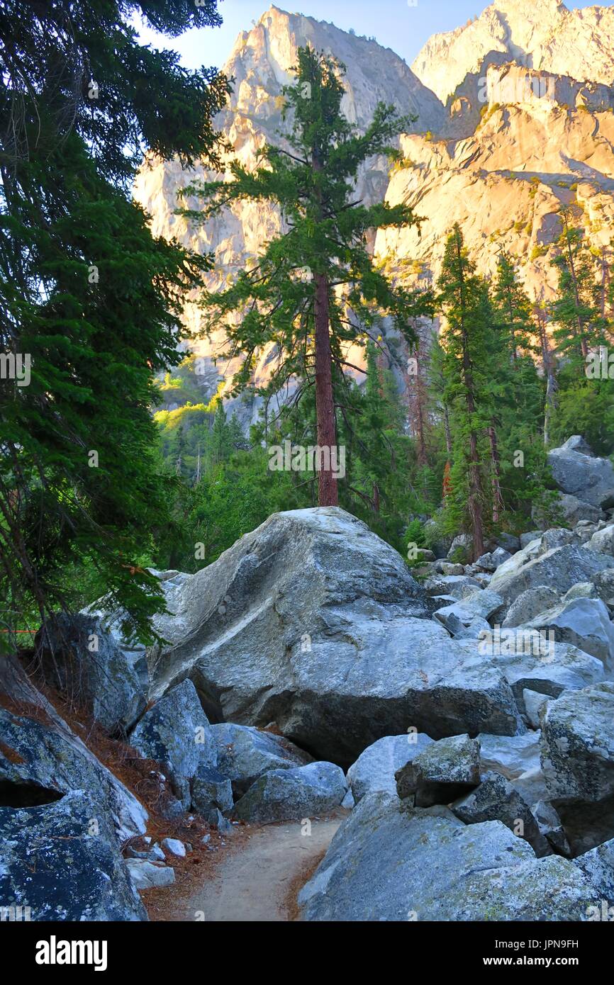 Bluffs rising, granite peaks in  upper King's Canyon, King's Canyon National Park, California, United States Stock Photo