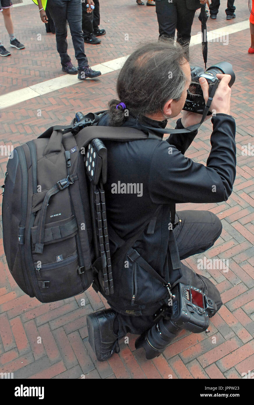 Photographer kneeling hi-res stock photography and images - Alamy