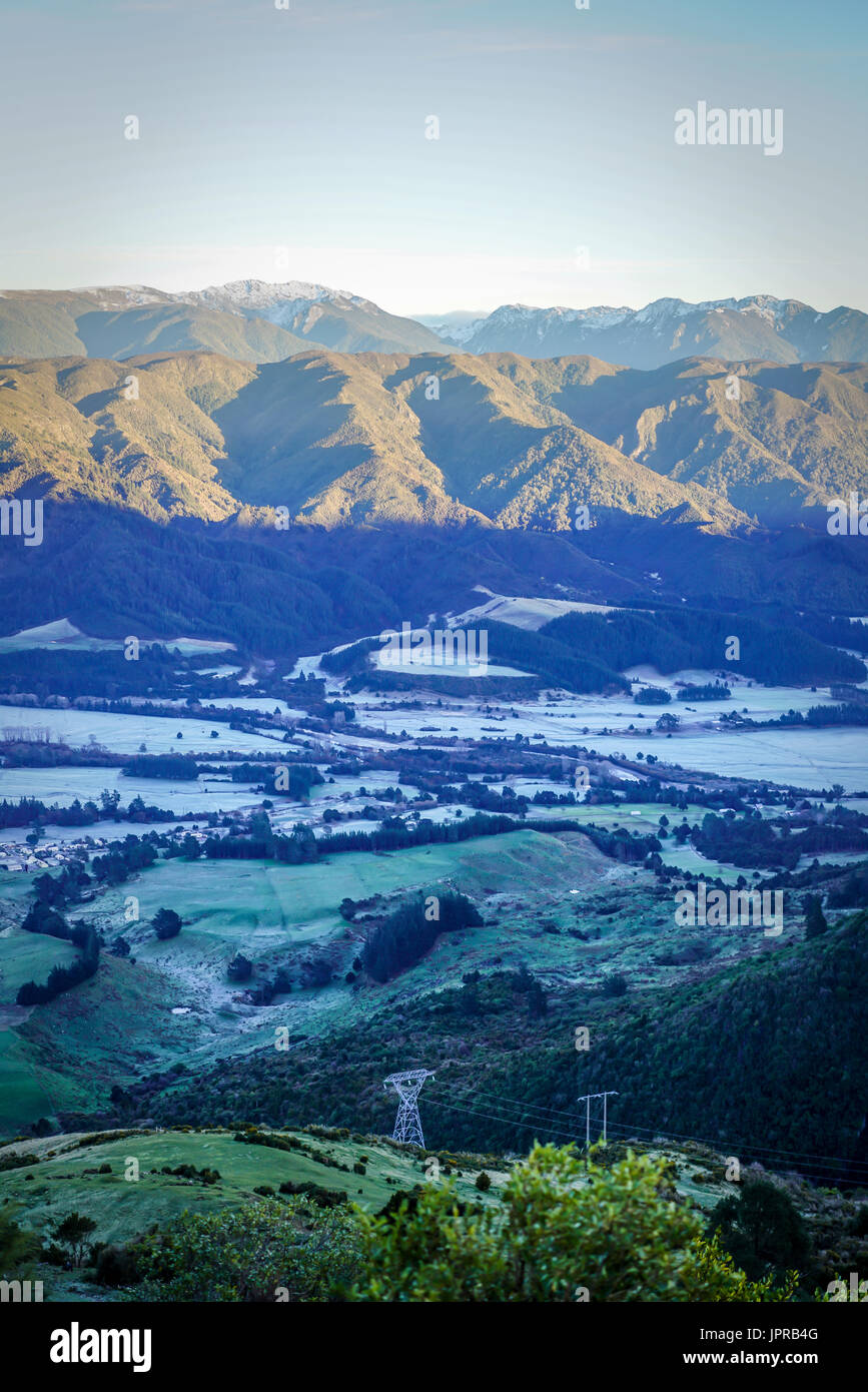 TAKAKA, NEW ZEALAND Overlooking the stunning mountainscape scenery