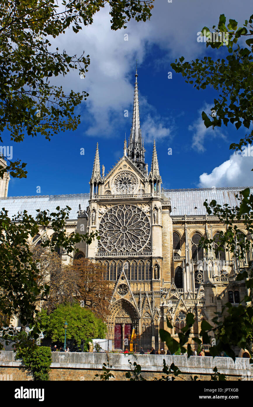 The famous Notre Dame de Paris, cathedral in France. 16166021 Stock The famous Notre Dame de Paris, cathedral in France. 16166021 Stock