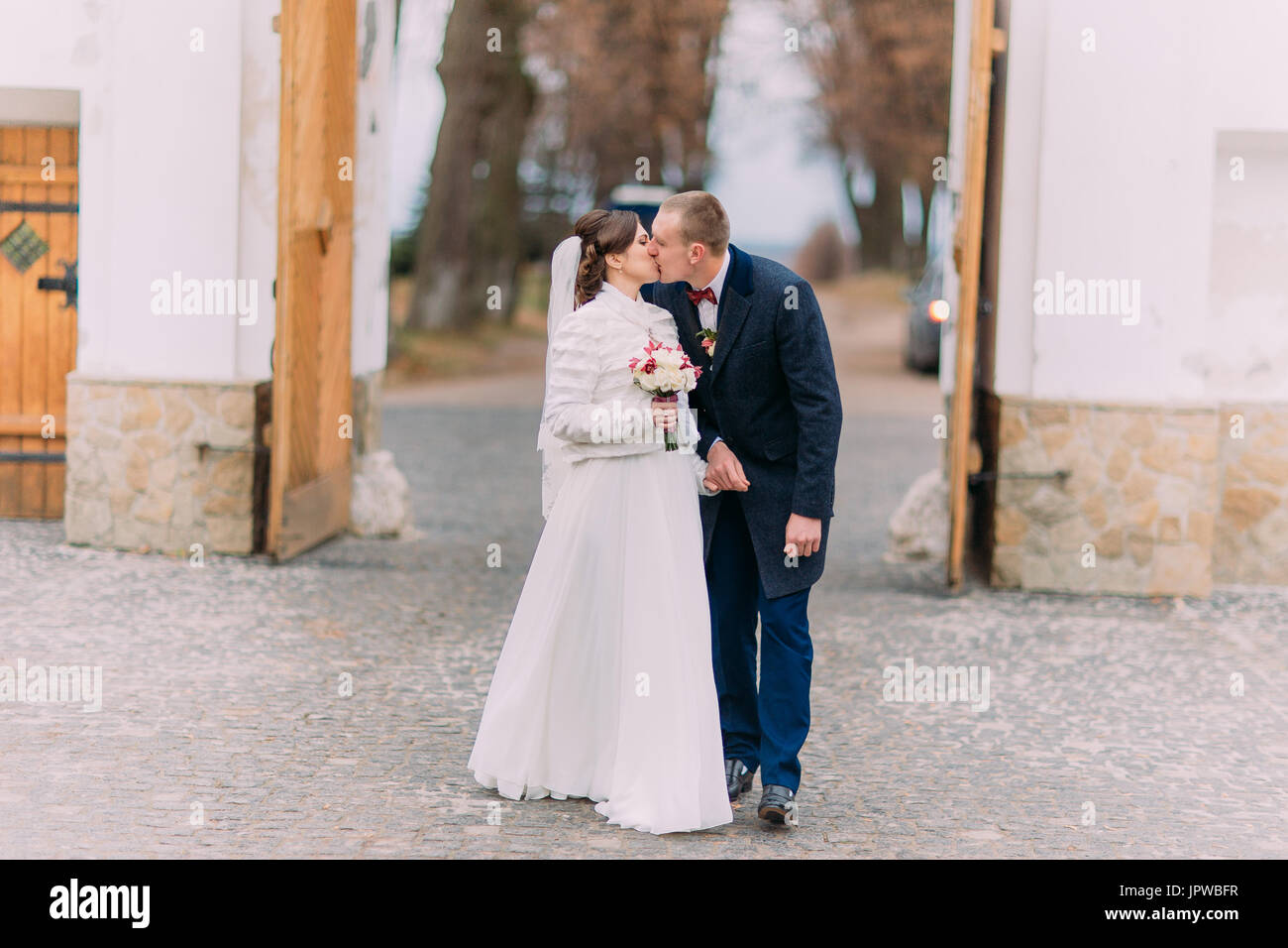Couple kissing front door hi-res stock photography and images - Alamy