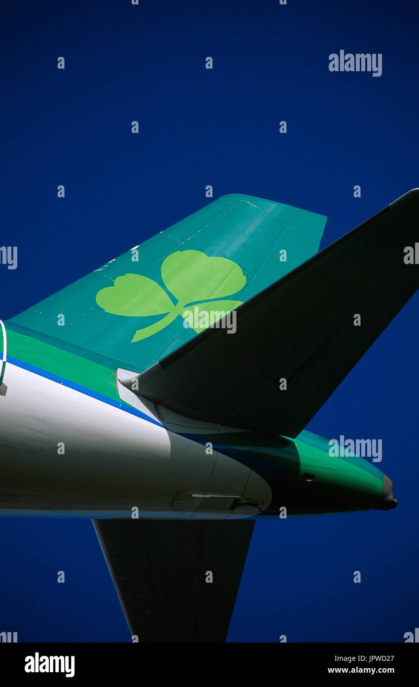 tail-fin and horizontal-stabiliser of an Aer Lingus Airbus A321-200 on final-approach Stock Photo