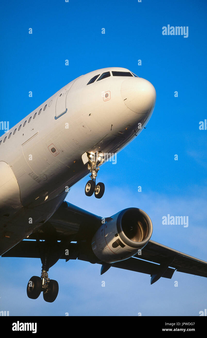 nosewheel and CFM56-5A1 engine-cowling of an Airbus A320-200 on final-approach Stock Photo
