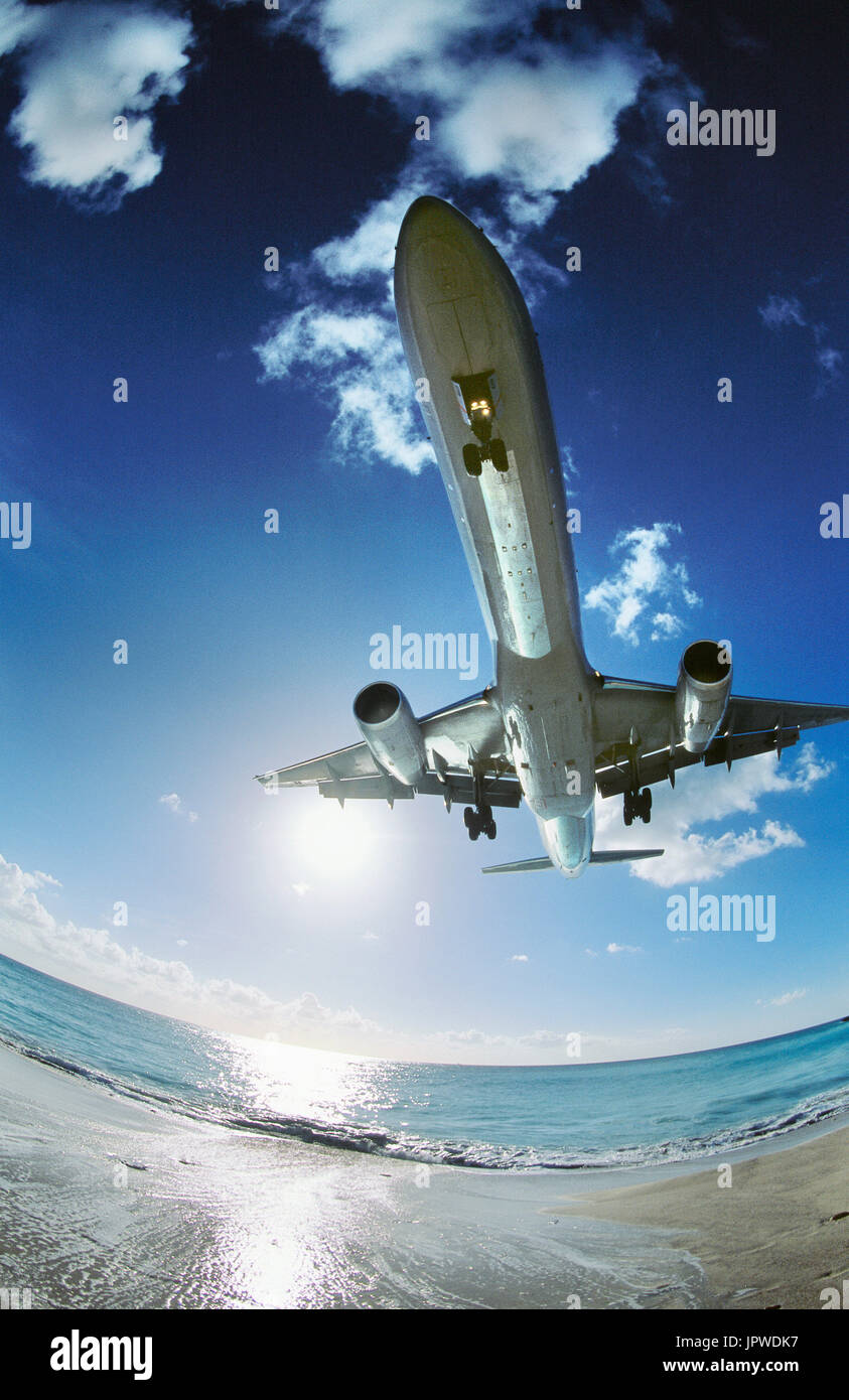 American Airlines Boeing 757-200 on very low final-approach landing over Maho Beach Stock Photo