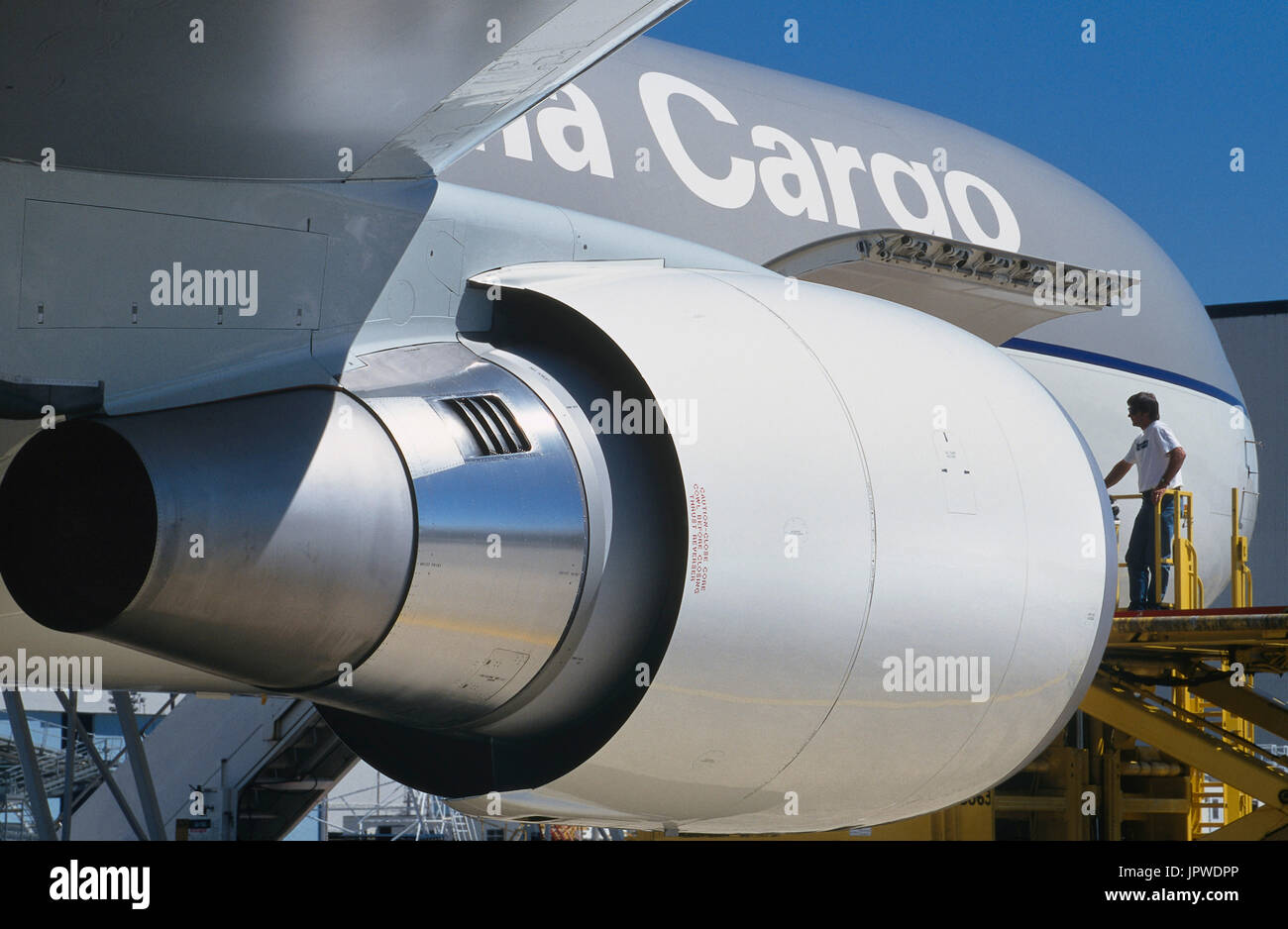 GE CF680C2B2F engine cowling and enginepylon with cargo