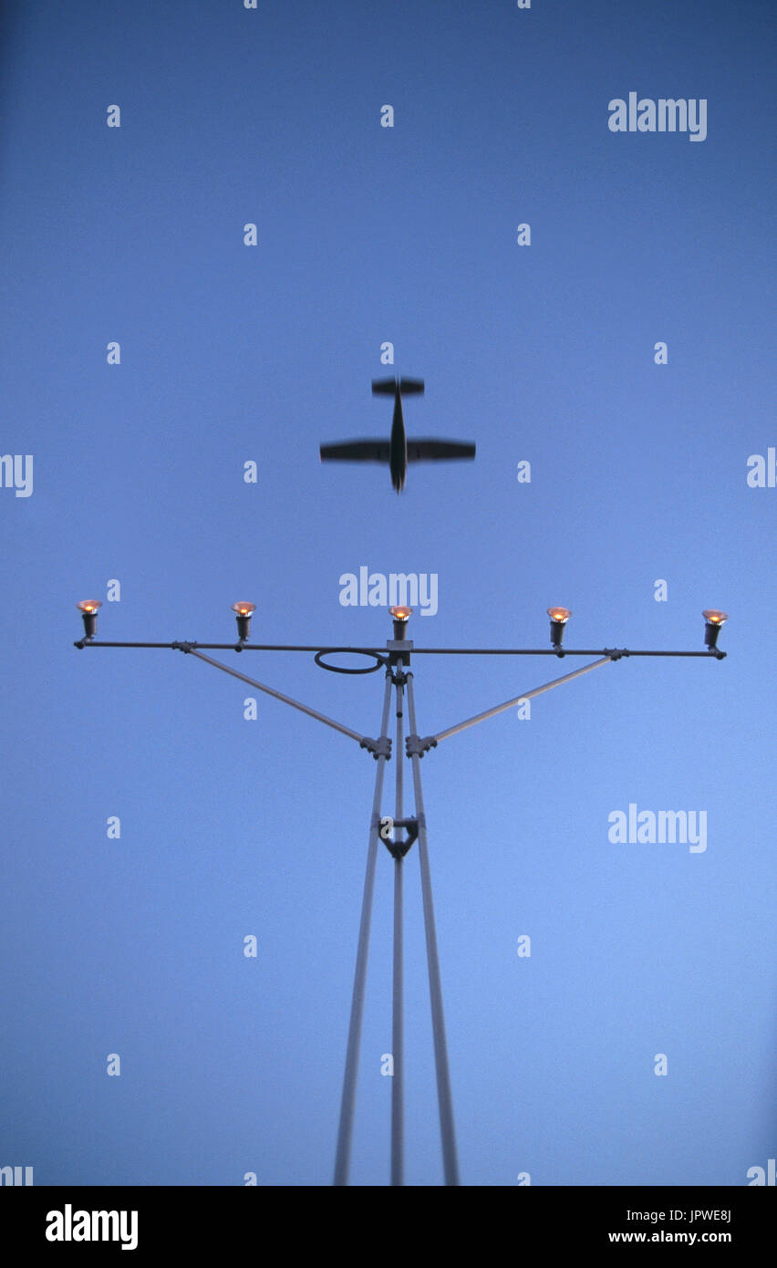 Cessna 172 Skyhawk on finalapproach over approachlights Stock Photo