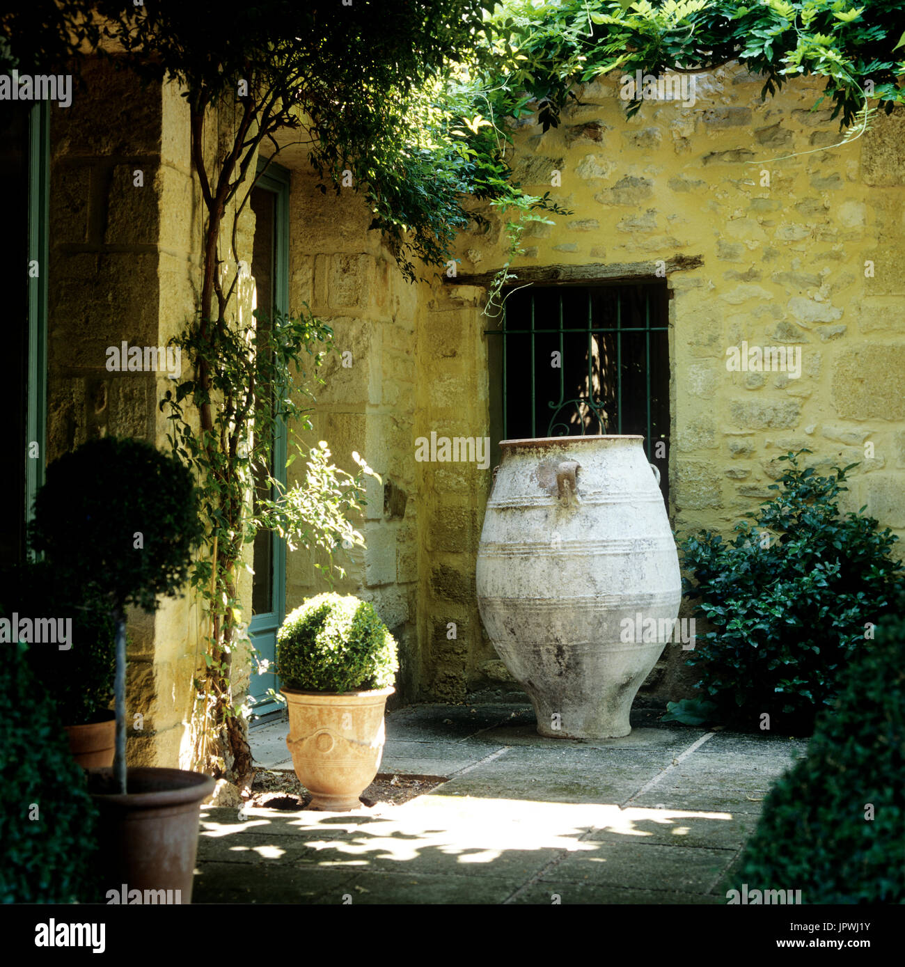 Pot plant courtyard hi-res stock photography and images - Alamy